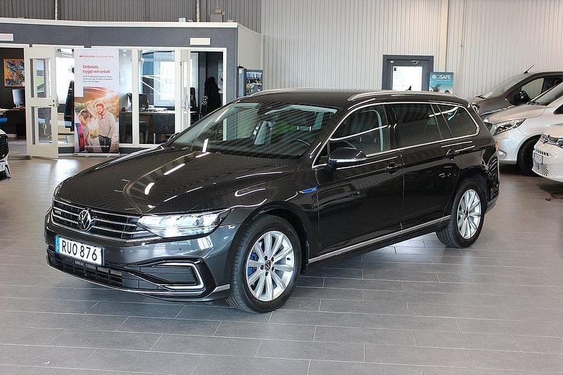 Mörkgrå Begagnad 2021 VW Passat Executive Kombi | 274 500 kr (Lite dyr) - Bild 1/4