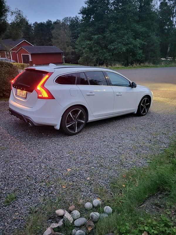Begagnad 2014 Volvo V60 R-Design Kombi | 105 000 kr (Marknadspris) - Bild 1/4