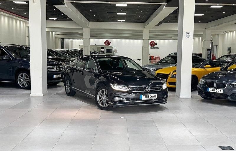 Mörkgrå Begagnad 2018 VW Passat R-line Sedan | 192 900 kr (Marknadspris) - Bild 1/4