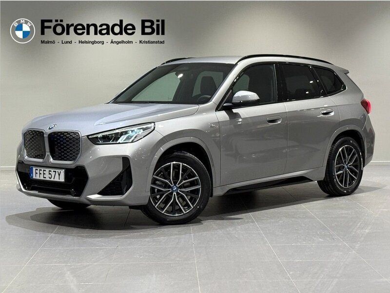 Grå (space silver metallic) Begagnad 2025 BMW iX1 M Sport SUV | 579 000 kr (Dyr) - Bild 1/4