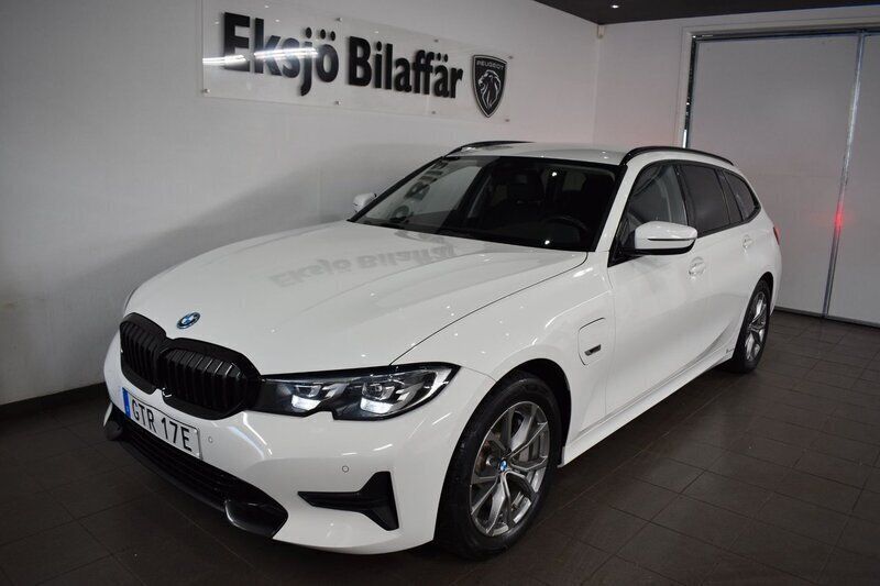Vit Begagnad 2021 BMW 330e Sport Line Kombi | 299 500 kr (Bra pris) - Bild 1/4