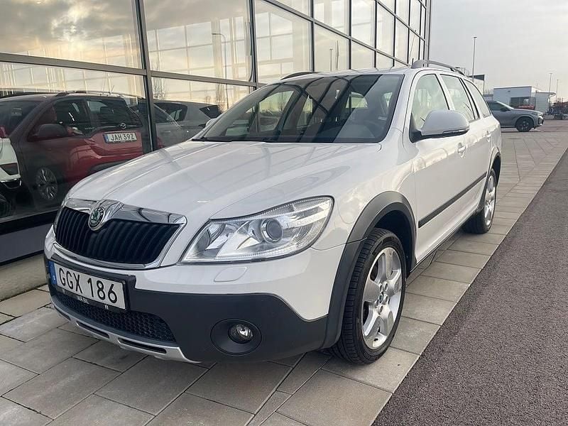 Begagnad Skoda Octavia Scout 140 HK (102 kW) 2011 Vit Kombi