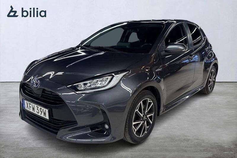 Grå Begagnad 2021 Toyota Yaris Hybrid Active Halvkombi | 219 900 kr (Marknadspris) - Bild 1/4