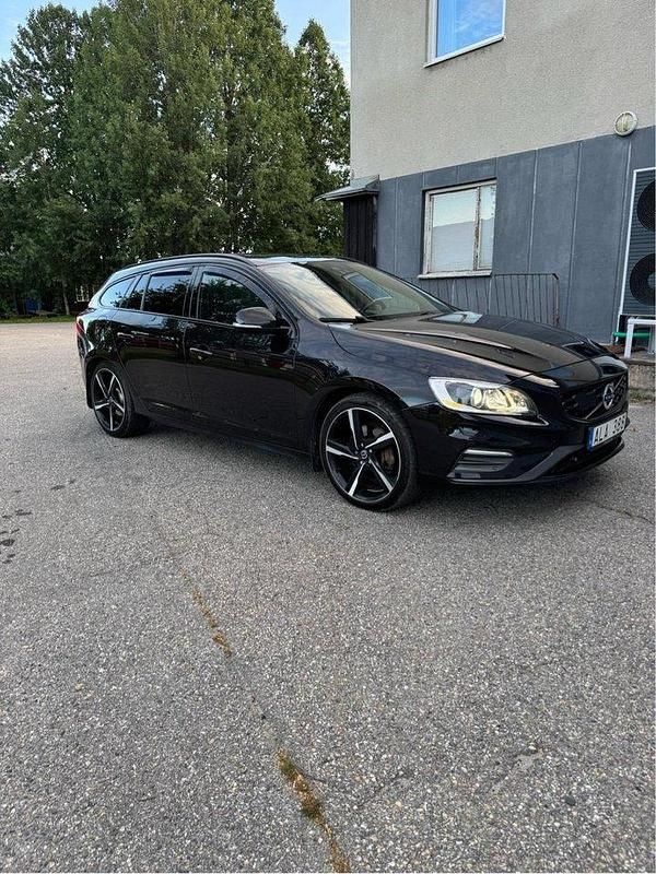 Svart Begagnad 2014 Volvo V60 R-Design Kombi | 165 000 kr (Dyr) - Bild 1/4
