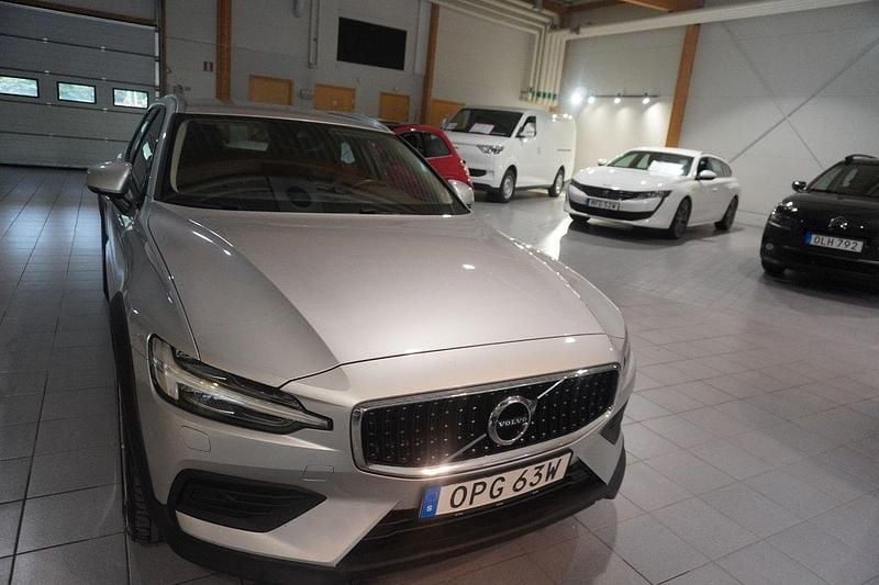 Silver Begagnad 2022 Volvo V60 CC Momentum Kombi | 273 000 kr (Bra pris) - Bild 1/4