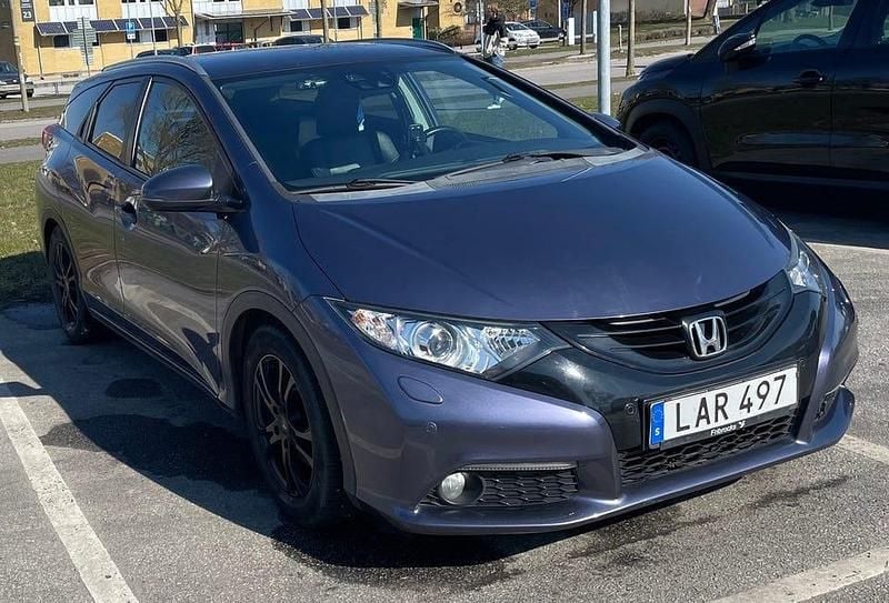 Metallic purple Begagnad 2014 Honda Civic Kombi | 118 000 kr (Bra pris) - Bild 1/4