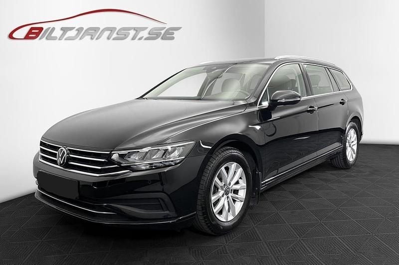 Svart Begagnad 2022 VW Passat Kombi | 264 900 kr (Bra pris) - Bild 1/4