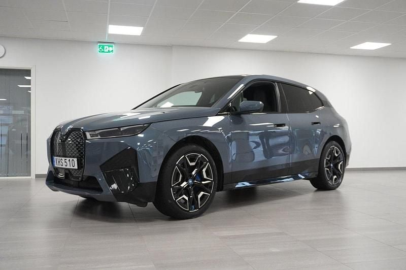 Mörkgrå Begagnad 2021 BMW iX Comfort Edition SUV | 629 800 kr (Lite dyr) - Bild 1/4