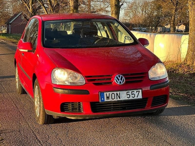 Röd Begagnad 2004 VW Golf IV Trendline Halvkombi | 24 900 kr (Marknadspris) - Bild 1/4