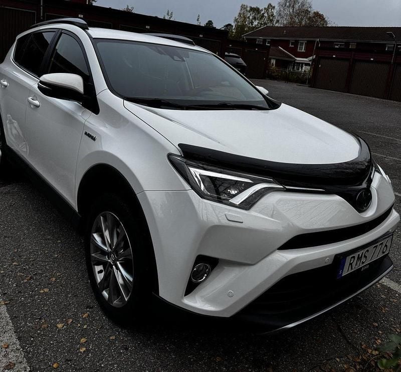 Vit Begagnad 2017 Toyota RAV4 Hybrid SUV | 219 000 kr (Marknadspris) - Bild 1/4