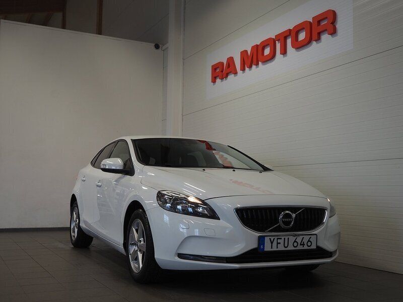Vit Begagnad 2016 Volvo V40 Kinetic Kombi | 179 900 kr (Marknadspris) - Bild 1/3