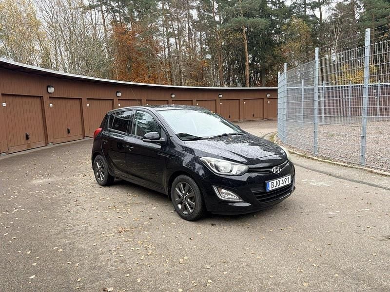 Svart Begagnad 2015 Hyundai i20 Select Halvkombi | 89 000 kr (Marknadspris) - Bild 1/4