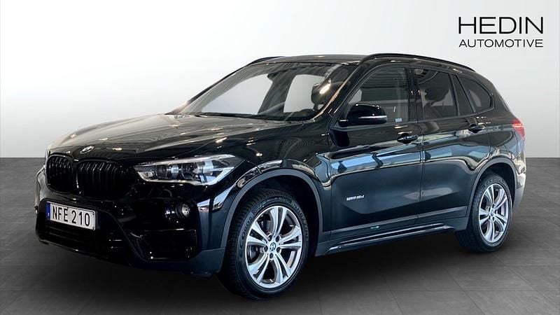Svart (black) Begagnad 2016 BMW X1 SUV | 159 900 kr (Marknadspris) - Bild 1/4