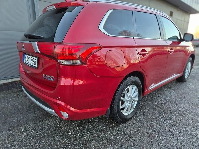 Begagnad Mitsubishi Outlander 203 HK (149 kW) 2017 Röd SUV