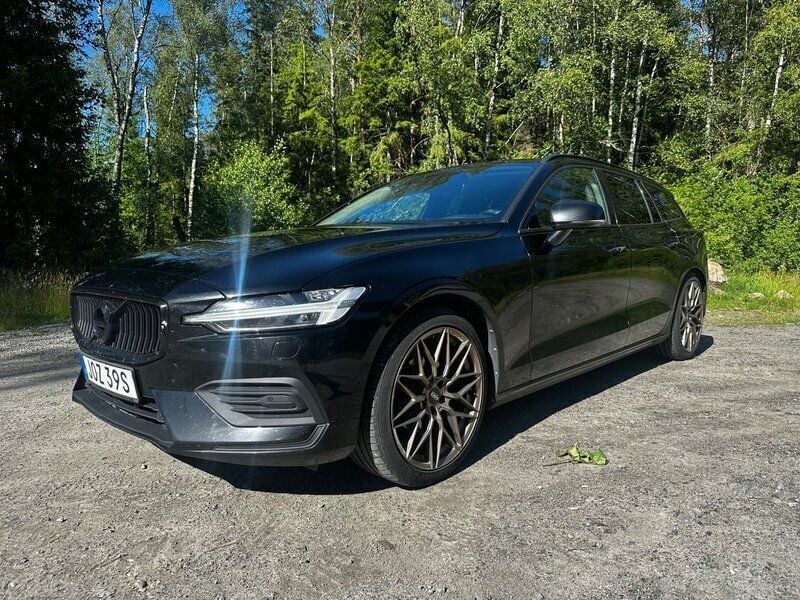 Grå (svart) Begagnad 2019 Volvo V60 Kombi | 177 500 kr - Bild 1/4