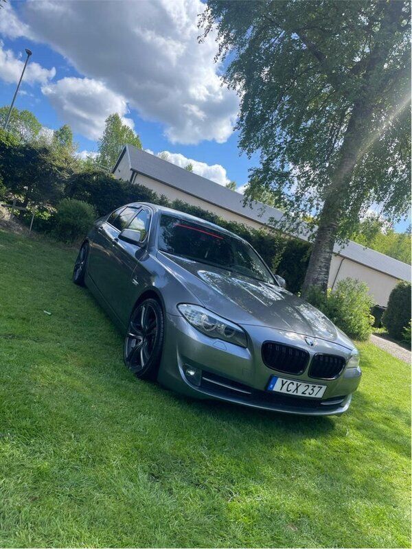 Grå Begagnad 2011 BMW 530 Sedan | 145 000 kr (Lite dyr) - Bild 1/4