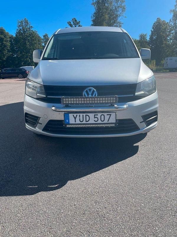 Silver Begagnad 2018 VW Caddy Maxi Minibuss | 122 000 kr (Marknadspris) - Bild 1/4