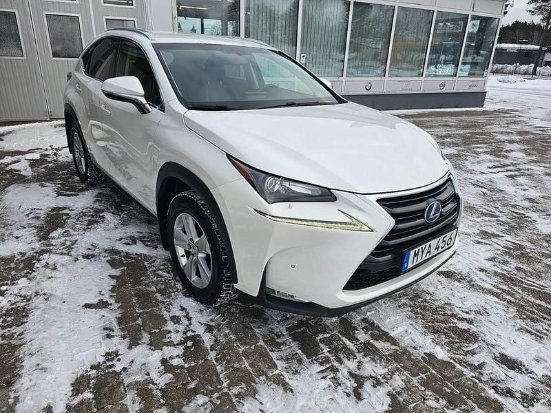 Vit Begagnad 2016 Lexus NX300h Business Edition SUV | 134 900 kr (Marknadspris) - Bild 1/4