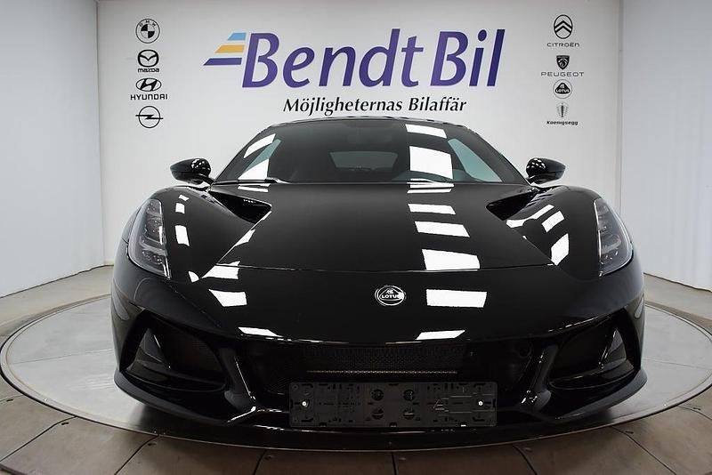 Ny Lotus Emira 407 HK (299 kW) 2025 Svart (cosmos black) Sportkupé