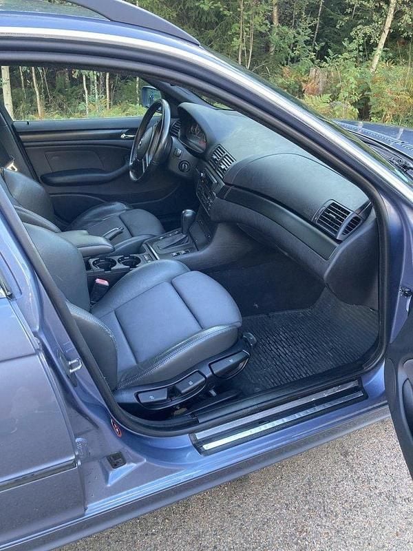 Blå Begagnad 2005 BMW 320 Kombi | 27 000 kr (Superpris) - Bild 1/4