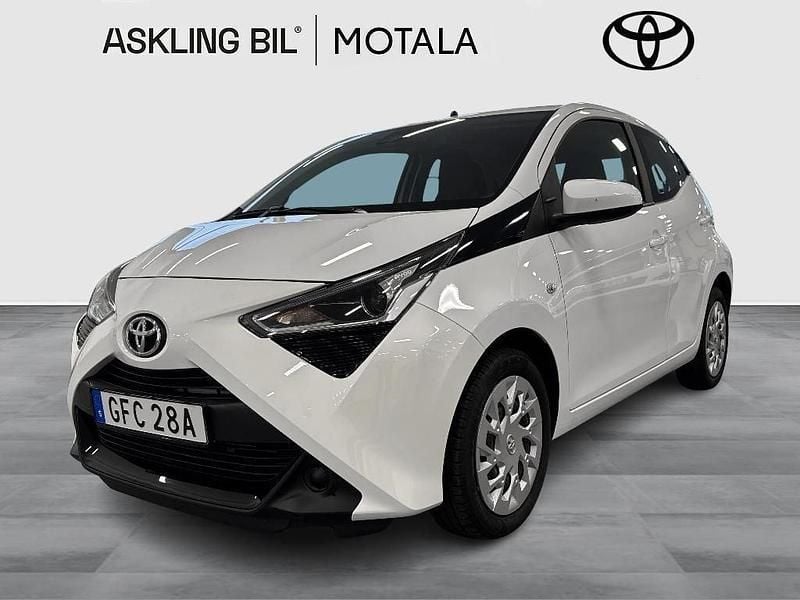 Vit Begagnad 2021 Toyota Aygo X-play Halvkombi | 139 000 kr (Lite dyr) - Bild 1/3