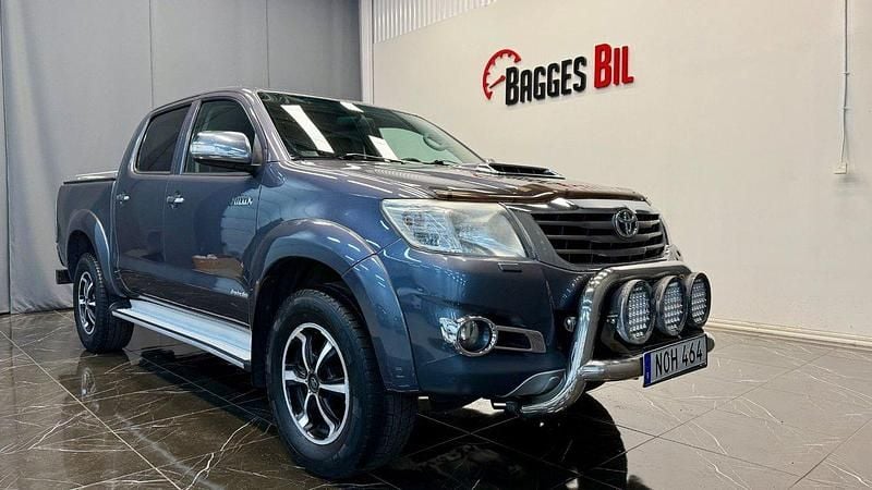 Mörkgrå (grå) Begagnad 2014 Toyota HiLux Pickup | 204 900 kr (Marknadspris) - Bild 1/4