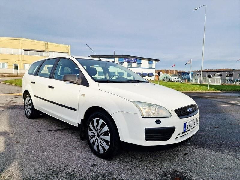 Vit Begagnad 2006 Ford Focus Kombi | 19 000 kr (Marknadspris) - Bild 1/4