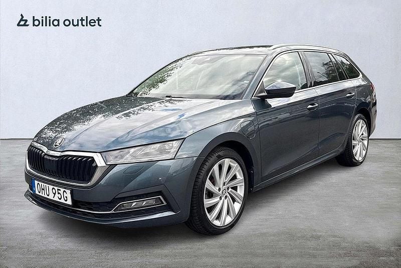 Grå Begagnad 2021 Skoda Octavia Style Kombi | 259 900 kr (Marknadspris) - Bild 1/4