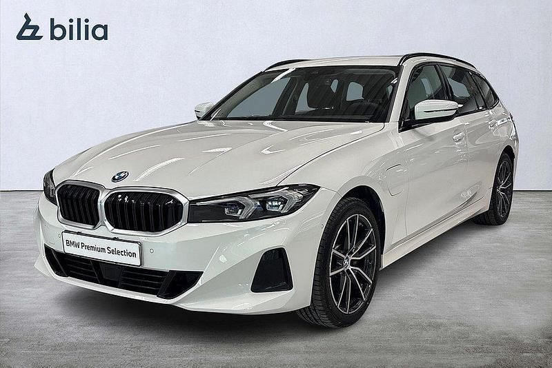 Vit Begagnad 2024 BMW 330e Sport Line Kombi | 489 900 kr - Bild 1/4