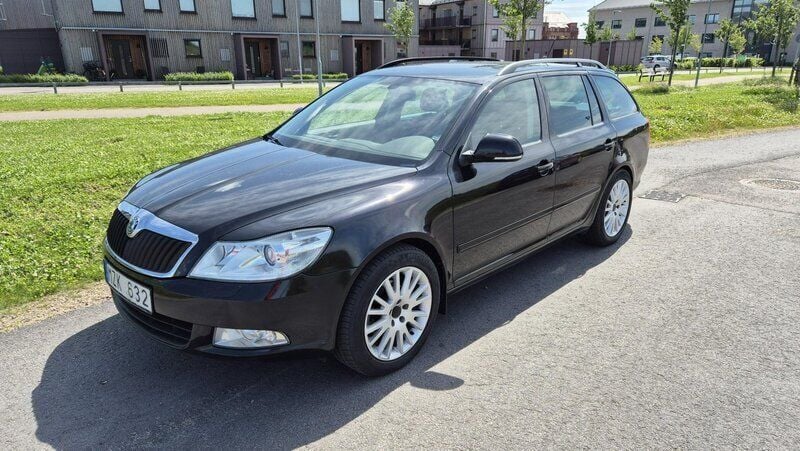 Svart Begagnad 2013 Skoda Octavia Elegance Kombi | 86 000 kr (Bra pris) - Bild 1/4