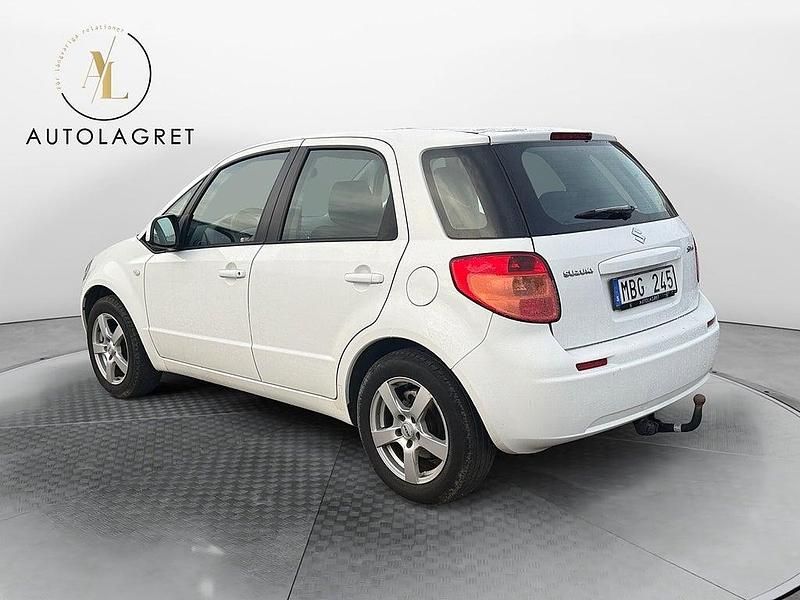 Begagnad Suzuki SX4 120 HK (88 kW) 2011 Vit Halvkombi
