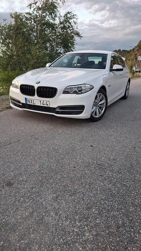Vit Begagnad 2014 BMW 520 Sedan | 125 000 kr (Bra pris) - Bild 1/4