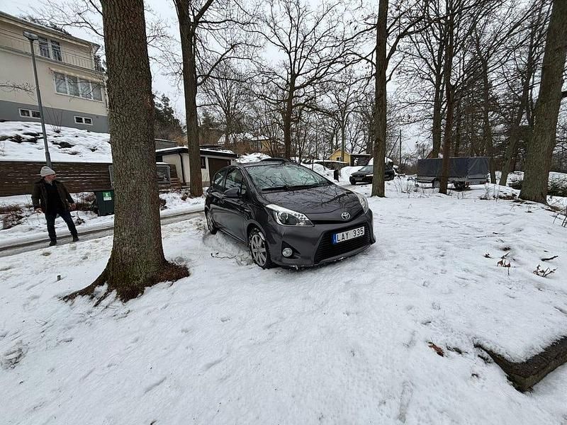 Begagnad Toyota Yaris Hybrid 101 HK (74 kW) 2013