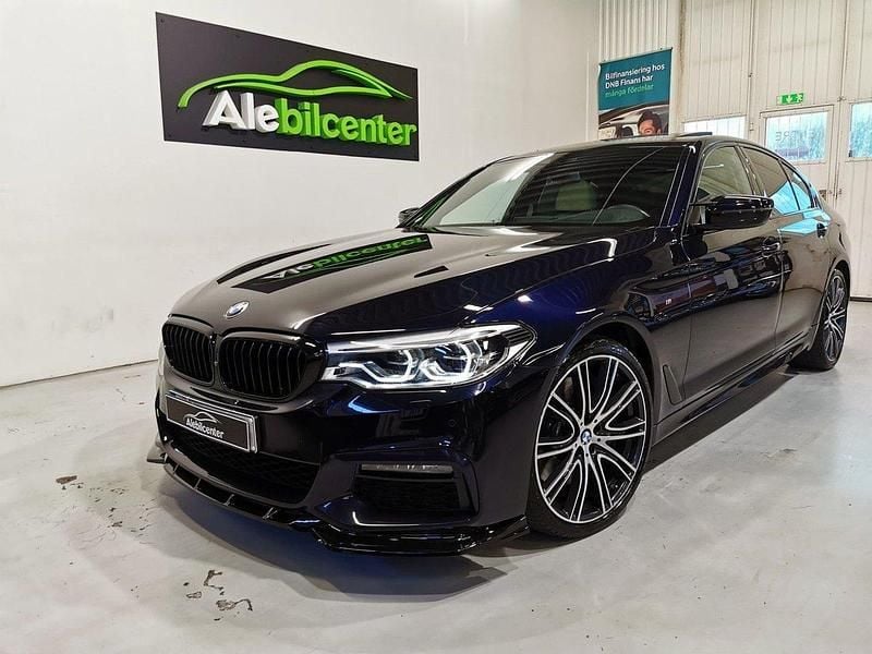 Svart Begagnad 2019 BMW 540 M Sport Sedan | 489 900 kr (Marknadspris) - Bild 1/4