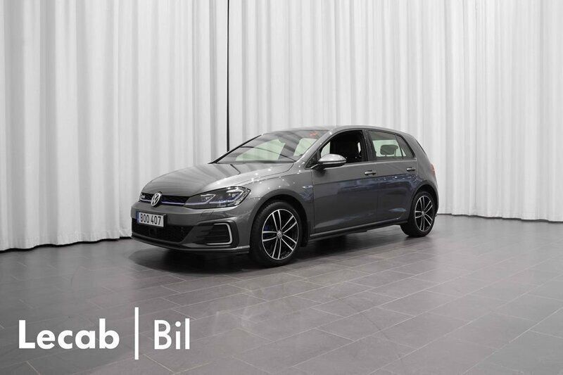 Mörkgrå (indium grey metallic) Begagnad 2020 VW Golf VIII GTE Kombi | 209 500 kr (Marknadspris) - Bild 1/4