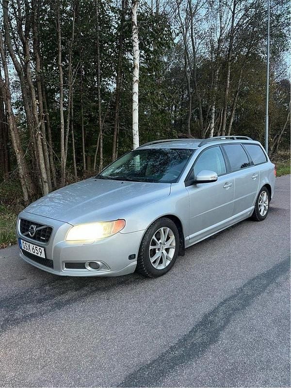 Grå Begagnad 2008 Volvo V70 Momentum Kombi | 36 000 kr (Superpris) - Bild 1/4