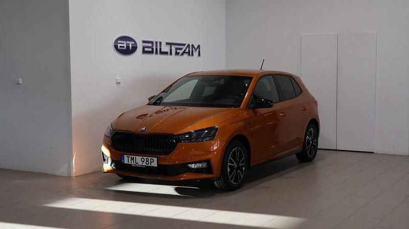 Orange Begagnad 2024 Skoda Fabia Monte Carlo Halvkombi | 228 900 kr (Marknadspris) - Bild 1/4