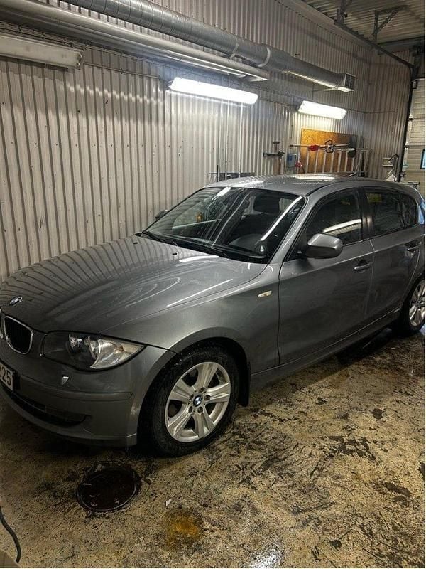 Grå Begagnad 2011 BMW 118 Advantage Halvkombi | 63 000 kr (Superpris) - Bild 1/4