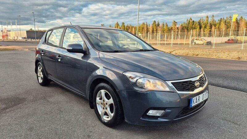Grå Begagnad 2009 Kia Ceed Halvkombi | 34 900 kr (Marknadspris) - Bild 1/4