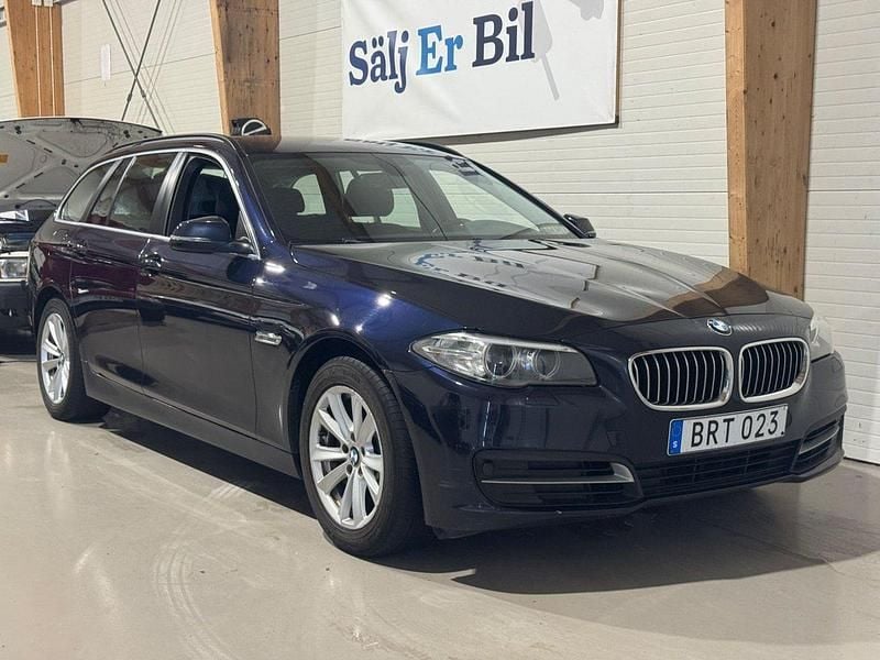 Blå Begagnad 2015 BMW 520 Kombi | 139 900 kr (Marknadspris) - Bild 1/4