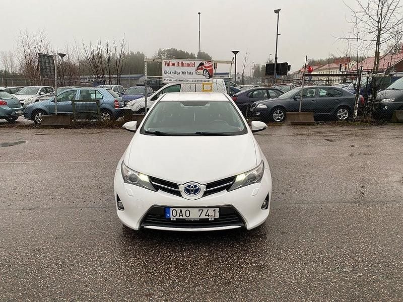 Vit Begagnad 2013 Toyota Auris Hybrid Active Halvkombi | 92 900 kr (Marknadspris) - Bild 1/4