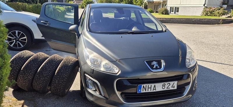 Grå Begagnad 2013 Peugeot 308 Halvkombi | 52 000 kr (Superpris) - Bild 1/4