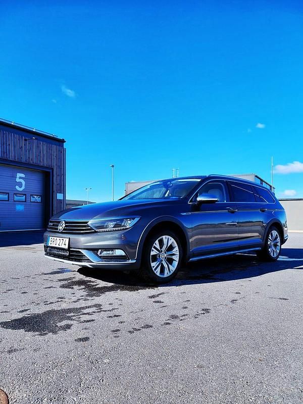 Begagnad VW Passat Alltrack Executive 190 HK (139 kW) 2017 Grå metallic Kombi