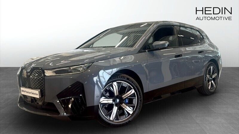 Mörkgrå Begagnad 2022 BMW iX Comfort Edition SUV | 428 700 kr (Superpris) - Bild 1/4