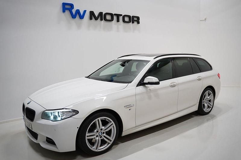 Vit Begagnad 2016 BMW 520 M Sport Kombi | 214 900 kr (Marknadspris) - Bild 1/4