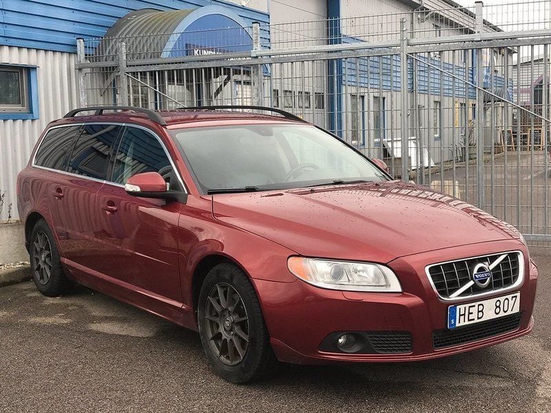 Begagnad Volvo V70 Momentum 108 HK (79 kW) 2010 Röd Kombi
