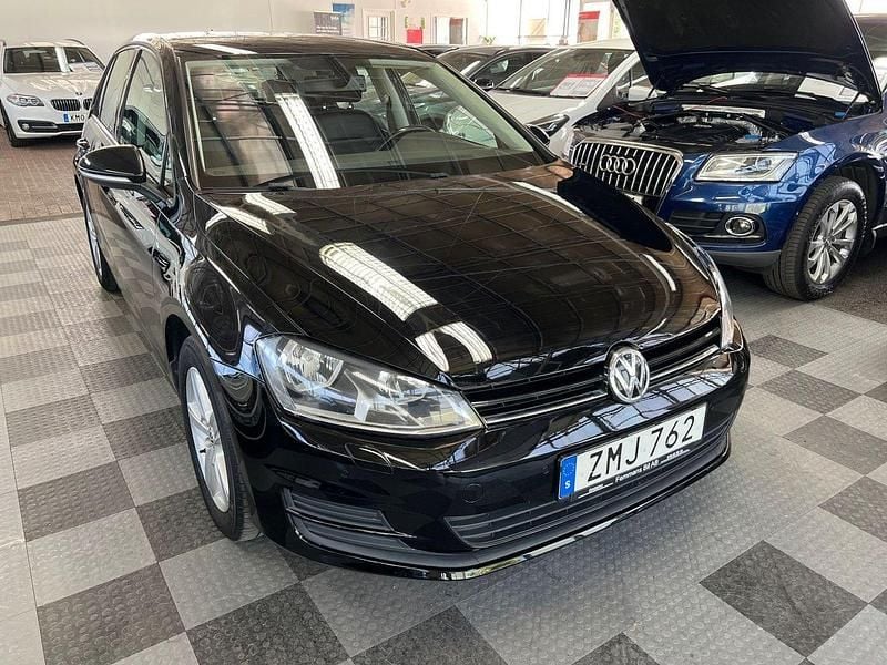 Svart Begagnad 2014 VW Golf VII Comfortline Halvkombi | 109 000 kr (Marknadspris) - Bild 1/4