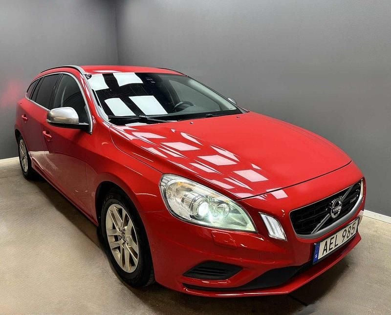 Röd Begagnad 2013 Volvo V60 R-Design Momentum Kombi | 89 899 kr (Lite dyr) - Bild 1/4