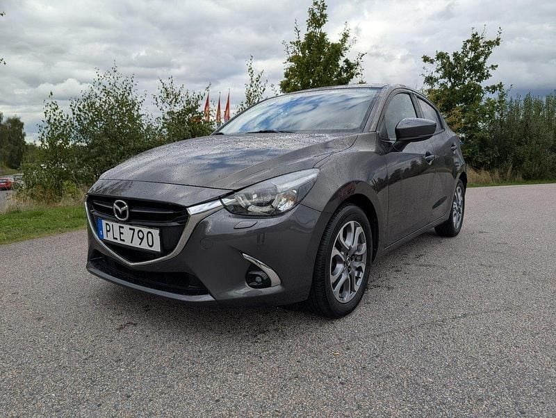 Grå Begagnad 2017 Mazda 2 Optimum Halvkombi | 124 500 kr (Bra pris) - Bild 1/4