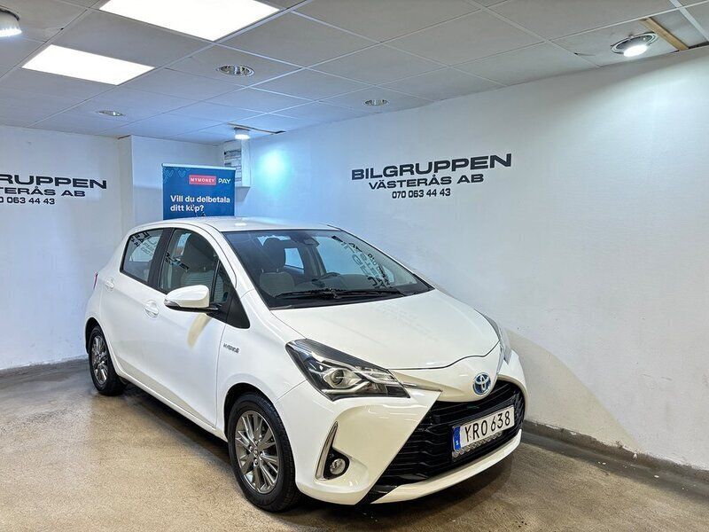 Vit Begagnad 2017 Toyota Yaris Hybrid Halvkombi | 104 900 kr (Marknadspris) - Bild 1/4